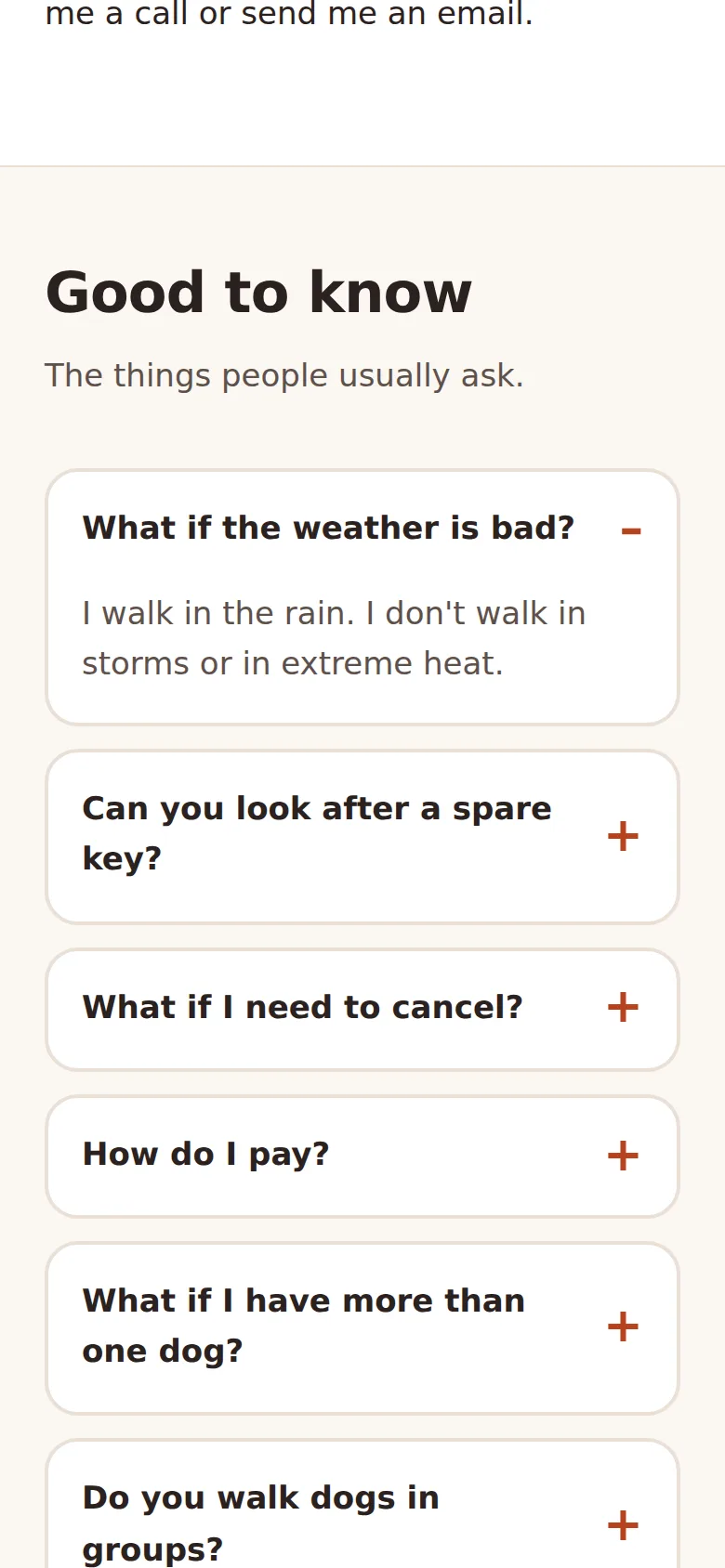 'Good to know' FAQ on a phone: the bad-weather answer open, then questions about spare keys, cancelling, paying, more than one dog and groups.